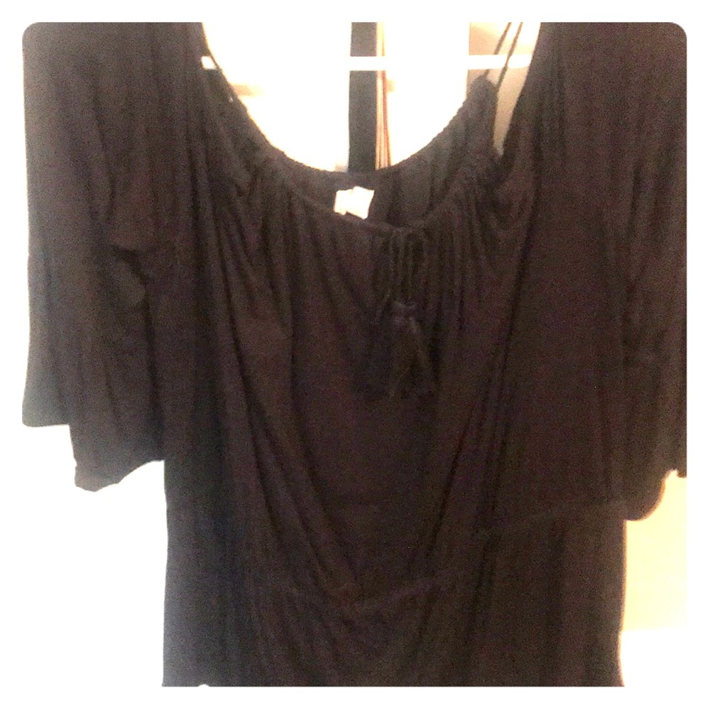 Oooo La La! Gorgeous sexy cold shoulder top!